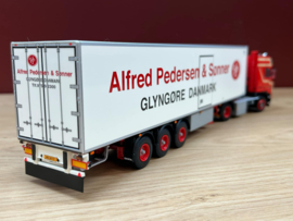 WSI 01-4538 Alfred Pedersen; VOLVO F12 GLOBETROTTER 4X2 REEFER TRAILER - 3 AXLE