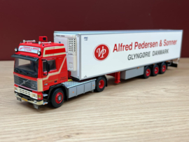 WSI 01-4538 Alfred Pedersen; VOLVO F12 GLOBETROTTER 4X2 REEFER TRAILER - 3 AXLE