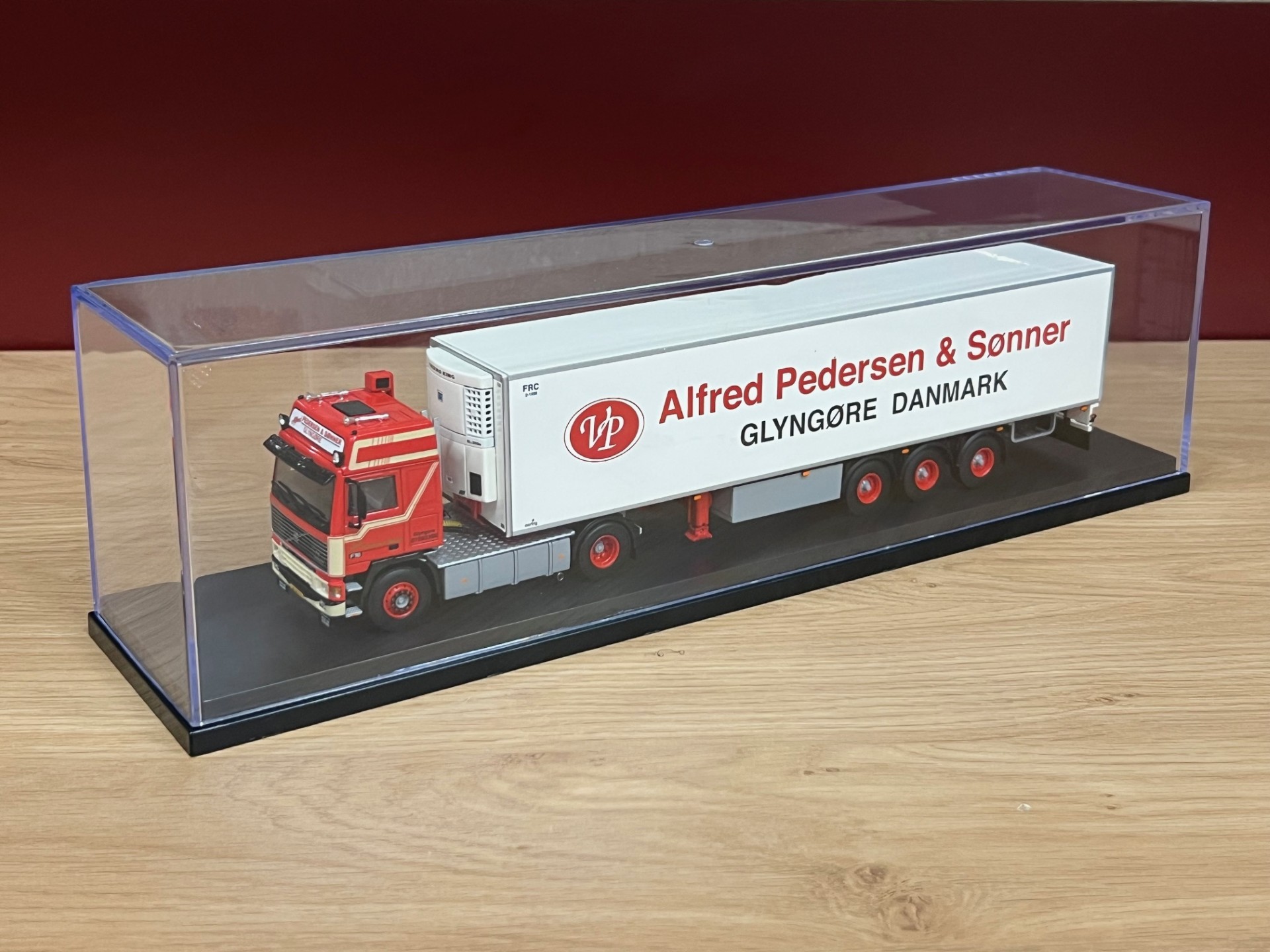 Showcase for truck and trailer( showcase large )