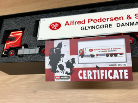 WSI 01-4538 Alfred Pedersen; VOLVO F12 GLOBETROTTER 4X2 REEFER TRAILER - 3 AXLE