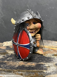 Vikingtroll met schild en bijl
