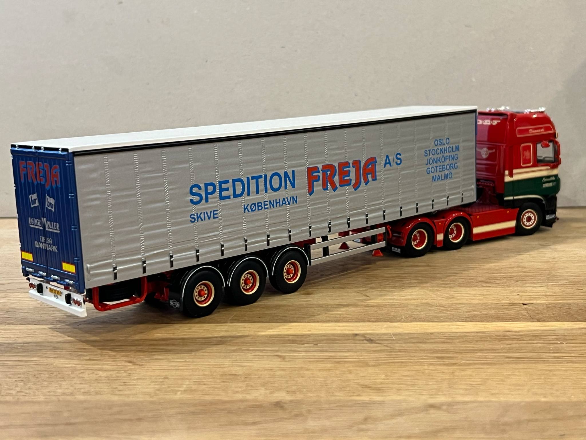 DAF Henrik Sorensen & Freja curtainside trailer