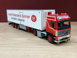 WSI 01-4538 Alfred Pedersen; VOLVO F12 GLOBETROTTER 4X2 REEFER TRAILER - 3 AXLE