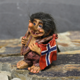 Troll holding two flaggs Norway (7cm)