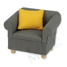 Fauteuil grijs met 1 geel kussen.