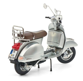 Vespa PX 125 + bag.dr. 70 jaar 1:10 (S06672)