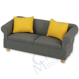 Sofa grijs met 2 gele kussens