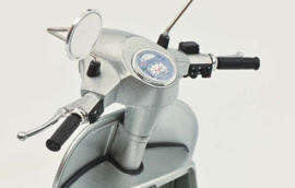 Vespa PX 125 + bag.dr. 70 jaar 1:10 (S06672)