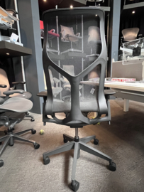 HermanMiller Cosm met hoge rug in Graphite / adj. arms * magazijnopruiming *