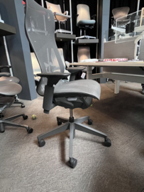 HermanMiller Cosm met hoge rug in Graphite / adj. arms * magazijnopruiming *