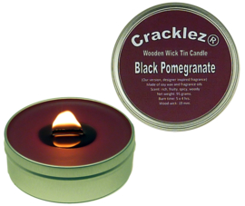 Cracklez® Knister Holzdocht Duftkerze in Dose Black Pomegranate. Designer Parfüm inspiriert.  Dunkelrot.
