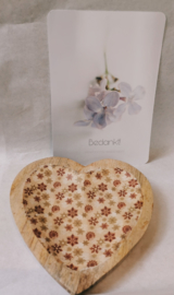 Bijzondere harten schaaltjes van Mango hout met een bloemen motief.