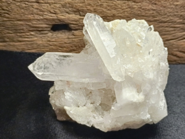 Bergkristal cluster met heldere kristalpunten