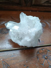 Bergkristal cluster met heldere kristalpunten