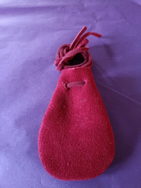 Suède Amulettasje | Medicinebag | Rood | Robijn