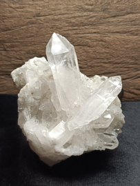 Bergkristal cluster met heldere kristalpunten