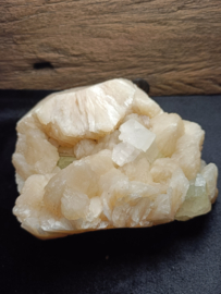 Mineraalcluster van  groene Apofylliet en Stilbiet