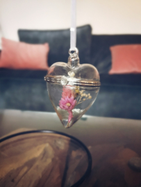 Glazen hart hanger met droogbloemen