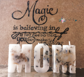 Enchanted Candles - letter kaarsje - MOM