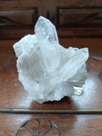 Bergkristal cluster met heldere kristalpunten