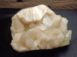 Mineraalcluster van  groene Apofylliet en Stilbiet