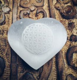 Satijn Spaat hart (beter bekend als seleniet) met een gegrafeerde Flower of Life