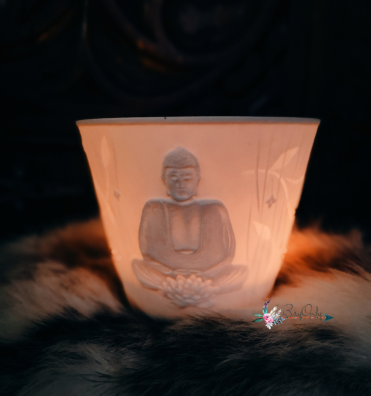 Sfeervolle roomwitte waxinelicht van porselein Boeddha