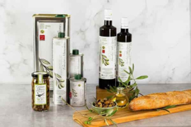 Olijfolie Extra Vierge 2 x 500 ml + pot olijven +  450 gram tijmhoning.
