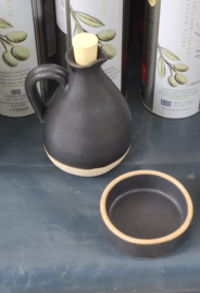 Aardewerk olijfolie kannetje van House of Crete zwart met olijfbakje