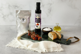 Giftset 250 ml Balsamico, pot olijven, zeezout en 250 ml olijfolie Manolakis