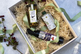 Giftset 500 ml olijfolie Manolakis met 250 ml Balsamico en 285 gr olijven