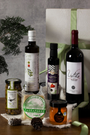 Giftset  Liatiko rood, 500 ml olijfolie Manolakis, 250 ml Blasamico, 190 ml wilde tijmhoning, en pot olijven van 285 gr