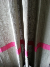 Stoere linnen gordijnen naturel met fuchia rose jute band.