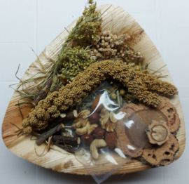 fourageerpakket in palmblad bakje papegaai