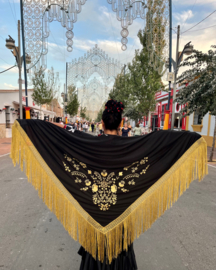 Manton Flamenco negro oro flecos oro Grande