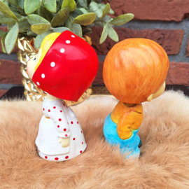 Vintage kussende poppetjes, meisje en jongen( bobblehead dolls)