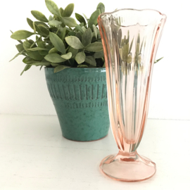 Vintage glazen vaasje zacht roze, persglas uit jaren '50, nr. 16