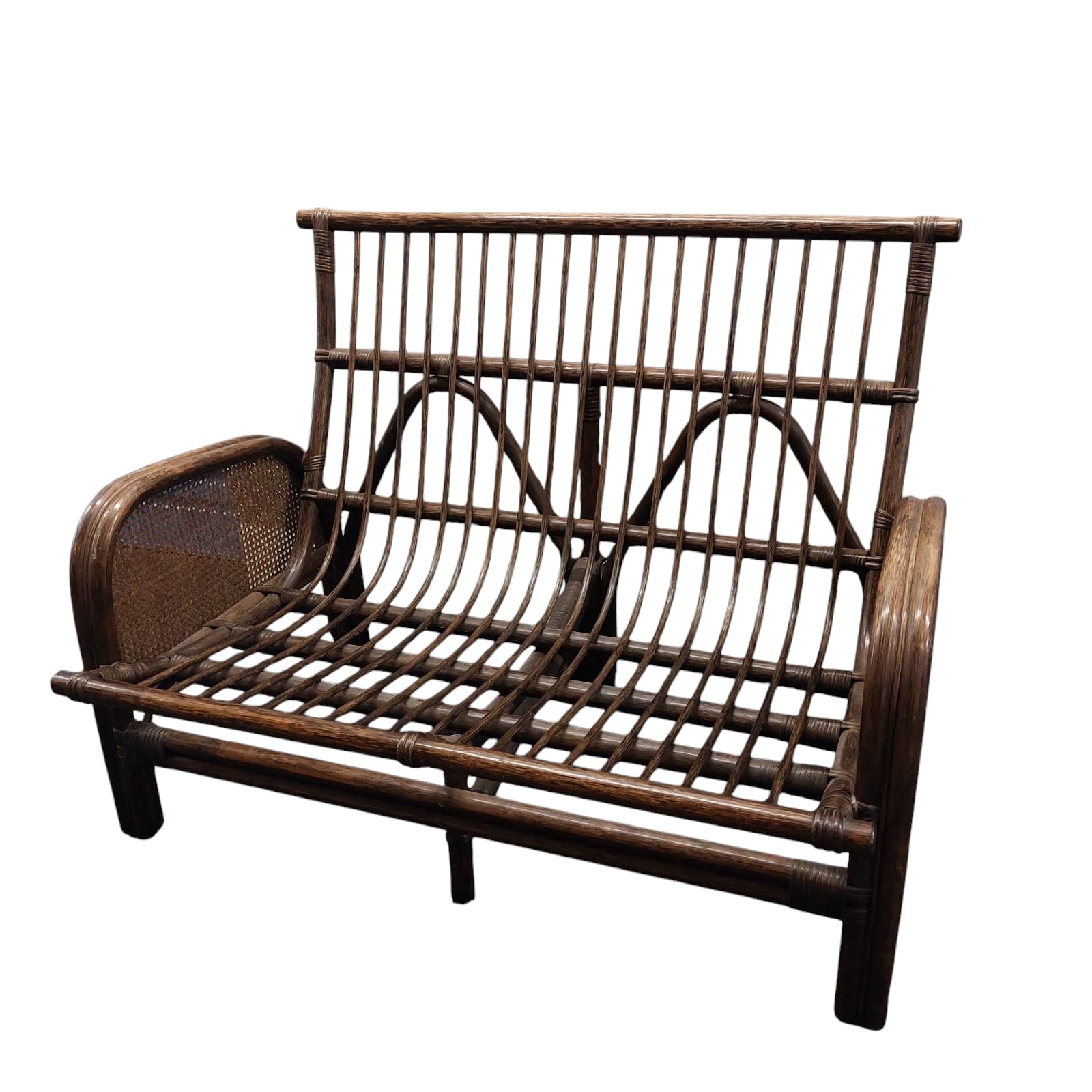 Te huur:  Vintage bruin rotan bankje met kussens in terra