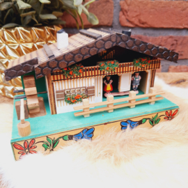 Vintage weerhuisje 'Tirol'  met muziekdoos Edelweis( Niet werkend)