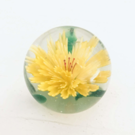 Vintage glazen bol/ presse papier met gele bloem erin