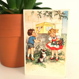 Vintage ansichtkaart uit de jaren '60; Jongen kust en meisje bij brievenbus