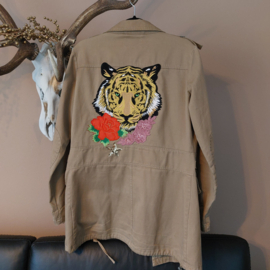 Gepimpt jasje met tijger en panter, uit eigen atelier, mt.M