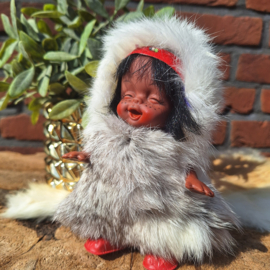 Vintage popje 'Eskimo' met jas van écht bont