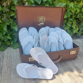 Te huur: Mand of koffer met 20 paar witte slippers