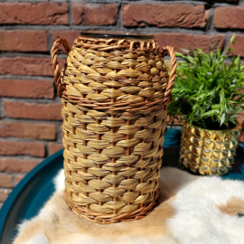 Vintage glazen vaas bekleed met zeegras/ riet en handvatten