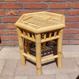 Te huur:  Bamboe hexagon tafeltje/krukje