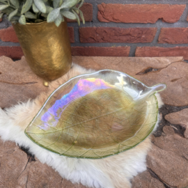 Vintage glazen schaal met olie-achtige finish blad