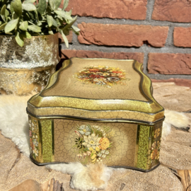 Vintage blik langwerpig met reliëfbloemen
