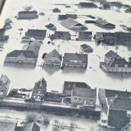 Vintage boek 'De Ramp' inzake de Watersnoodramp in 1953