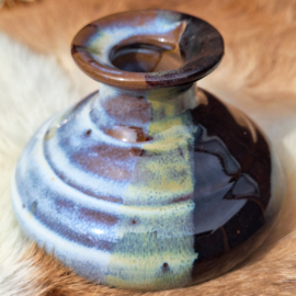 Vintage vaasje bruin/ zwart en wit glazuur, H 7 cm.